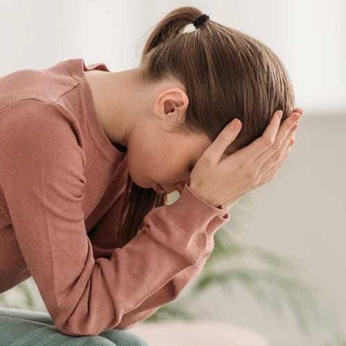 Concussion-Irvine-CA-Woman-Holding-Head